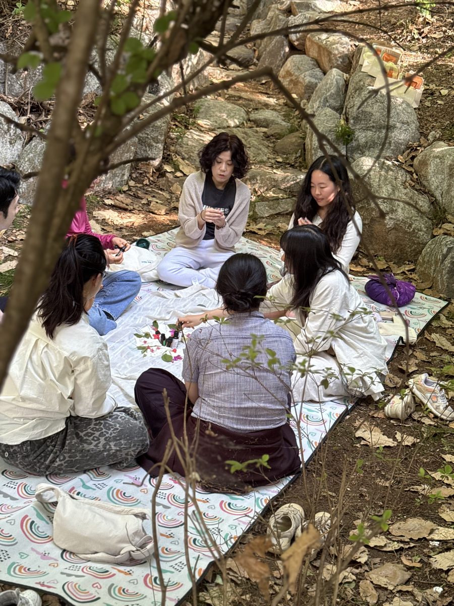 둥글게 모여 앉아 향과 돌을 들여다보는 모습